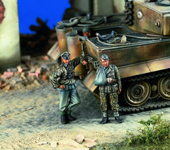 Verlinden 1/35 German Officer & Wounded Soldier  | VER1214