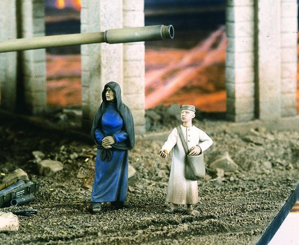 Verlinden 1/35 Arab Street Old Women with Boy  | VER2175